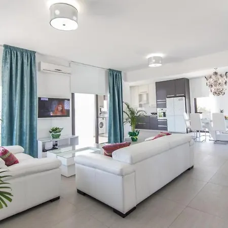 In Sleeps 8 Includes Swimming Pool And Air Con 9 Βίλα