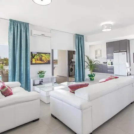 In Sleeps 8 Includes Swimming Pool And Air Con 9 Villa