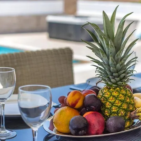 In Sleeps 8 Includes Swimming Pool And Air Con 9 Βίλα Πρωταράς