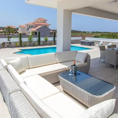 In Sleeps 8 Includes Swimming Pool And Air Con 9 Protaras
