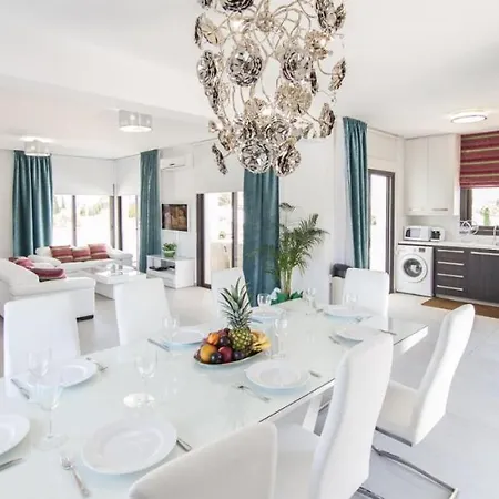 In Sleeps 8 Includes Swimming Pool And Air Con 9