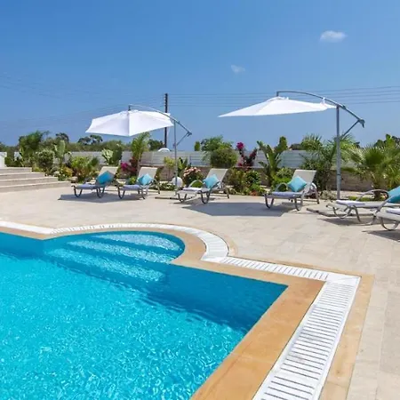 In Sleeps 8 Includes Swimming Pool And Air Con 9 Πρωταράς