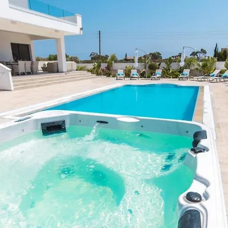 In Sleeps 8 Includes Swimming Pool And Air Con 9 *