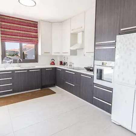 Βίλα In Sleeps 8 Includes Swimming Pool And Air Con 9 Πρωταράς