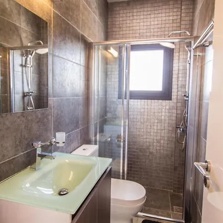 Βίλα In Sleeps 8 Includes Swimming Pool And Air Con 9 *