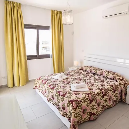In Sleeps 8 Includes Swimming Pool And Air Con 9 *